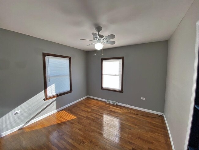Building Photo - 5925 Jefferson Ave