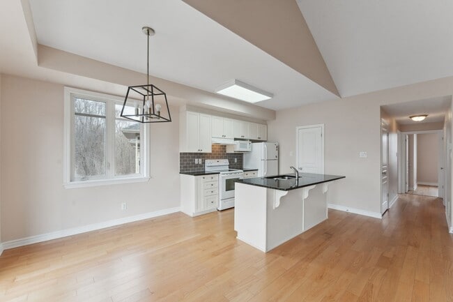 Building Photo - 1040 Beryl Private