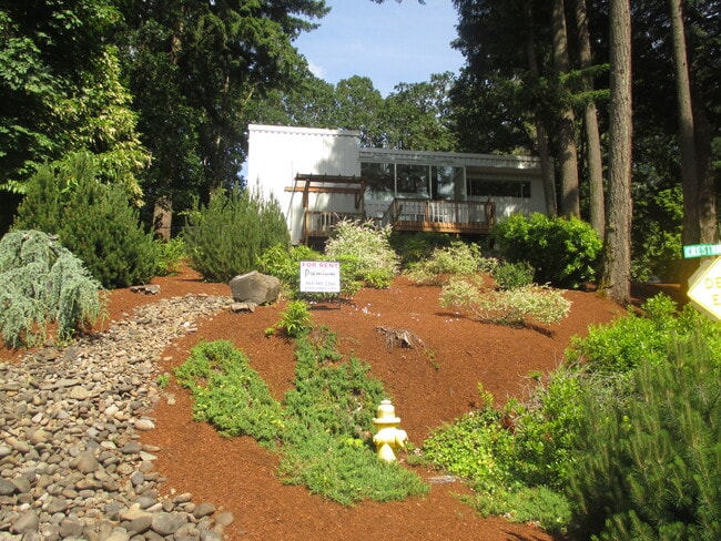 Building Photo - Beautiful Three Bedroom in the Hills of South Salem