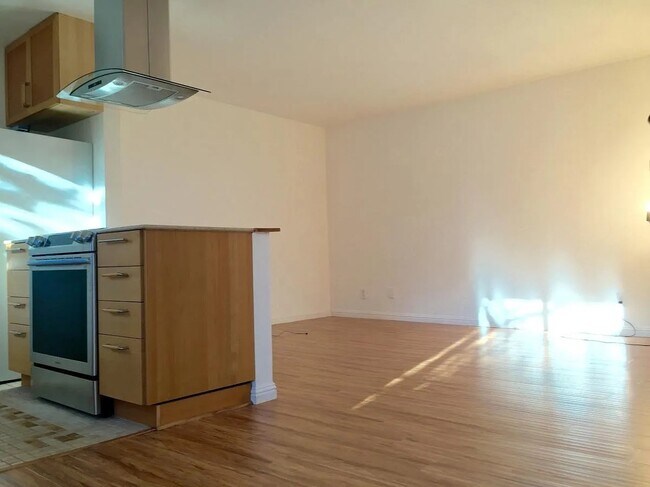 Building Photo - 964 Larrabee St