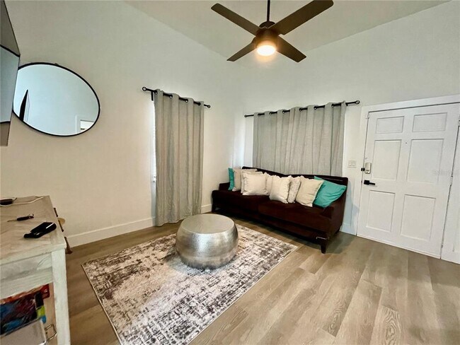 Foto del edificio - 2327 W Beach St