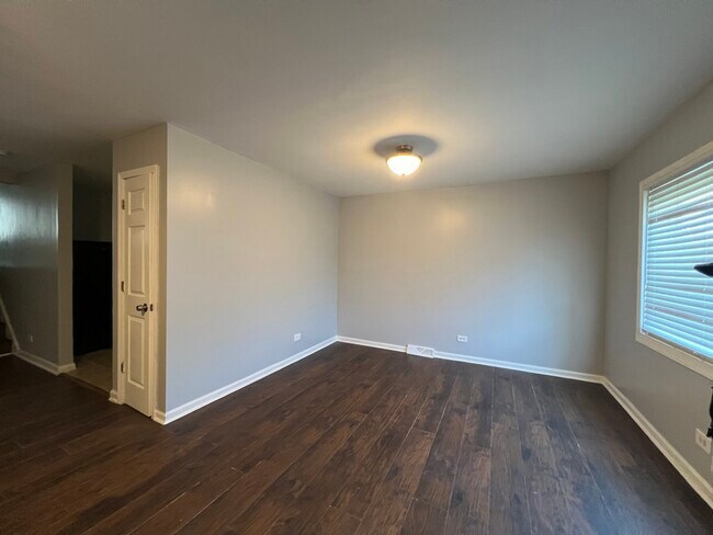 Building Photo - 6750 S Racine Ave