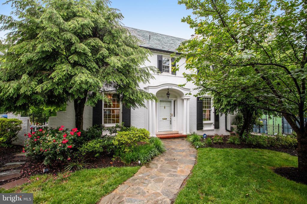 Foto principal - 2739 Chesapeake St NW