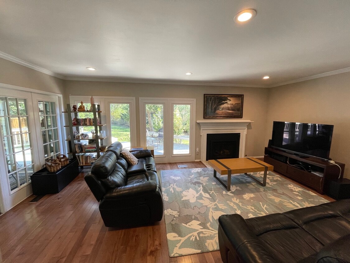 Living Room - 10012 Beacon Pond Ln (Burke, VA)