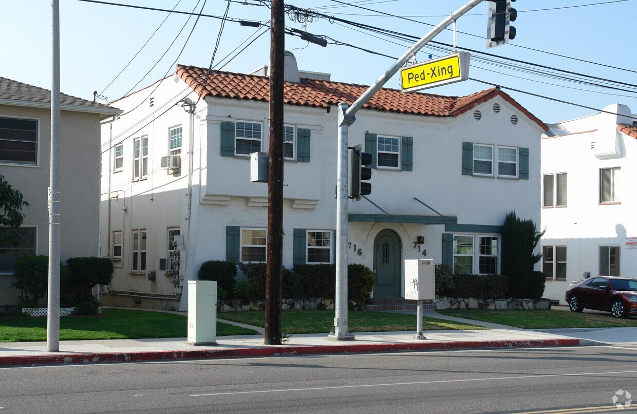 Building Photo - 714-716 E Chevy Chase Dr