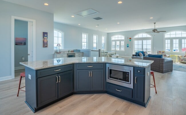 Building Photo - AWESOME OFF-SEASON SINGLE FAMILY BEACH HOM...