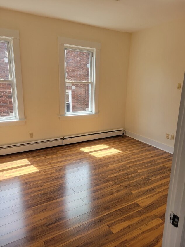 Newly renovated floors - Livingroom - 27 Glen St