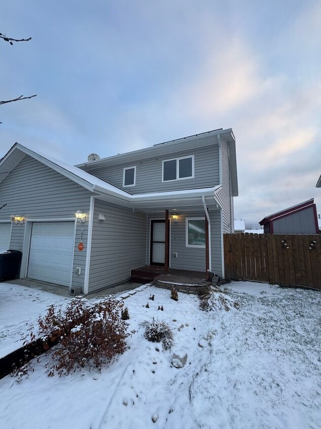 Foto principal - 2 story 3 bd 1.5 bath townhouse in Lavelle...