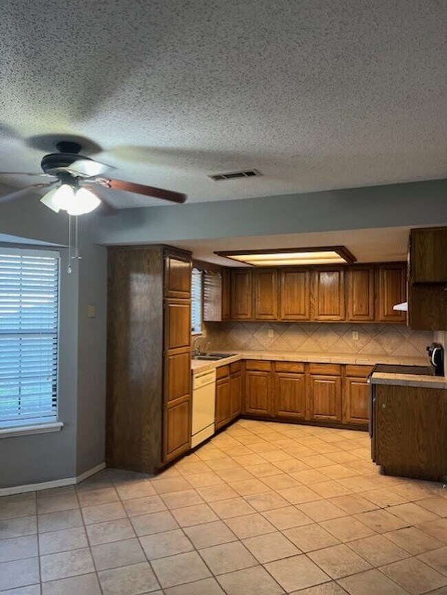 Building Photo - Rogers 3 bedroom home in a convenient loca...