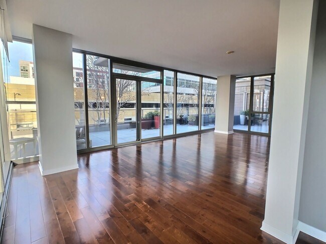 Building Photo - Gorgeous 2 Bedroom Condo with Huge Outdoor...
