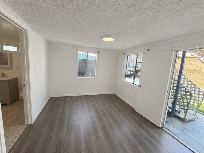 Foto del edificio - 1041 Geraghty Ave