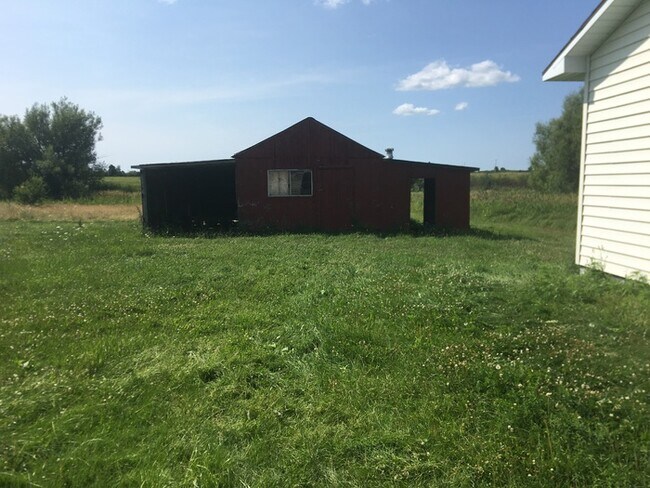 Foto del edificio - Cozy 3 bedroom 1.5 bath with 2 stall detached garage in country setting