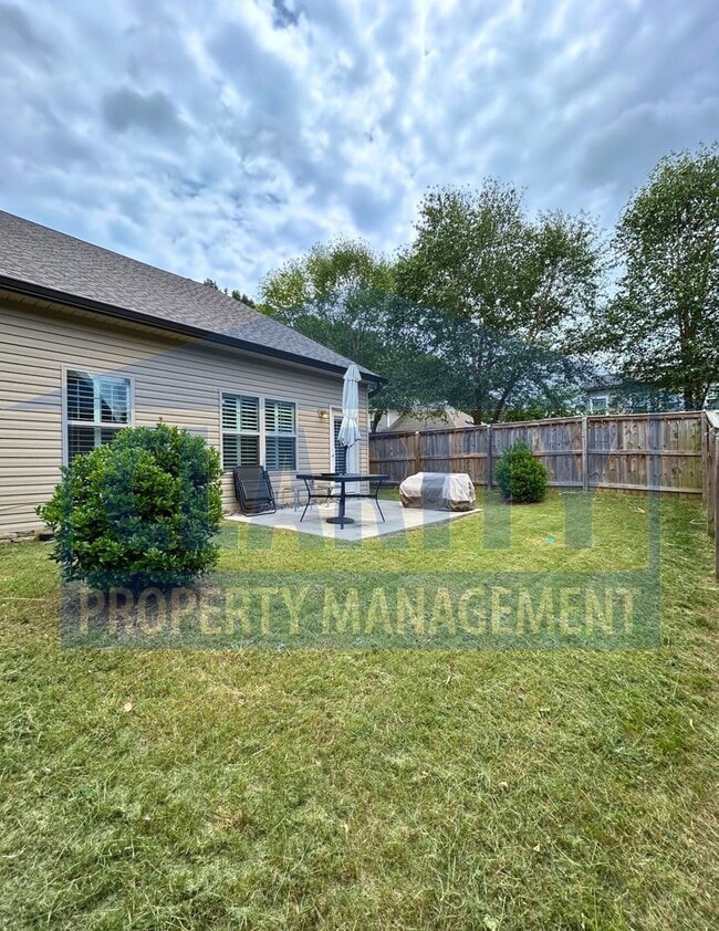 Building Photo - Spacious 2 Bed / 2 Bath Townhome with Vaul...