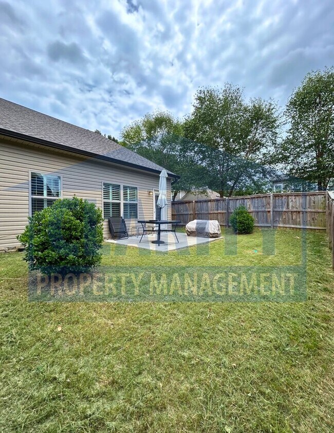 Foto del edificio - Spacious 2 Bed / 2 Bath Townhome with Vaul...