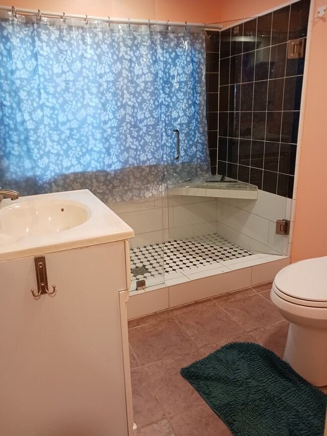 bathroom - 943 Casanova Ave