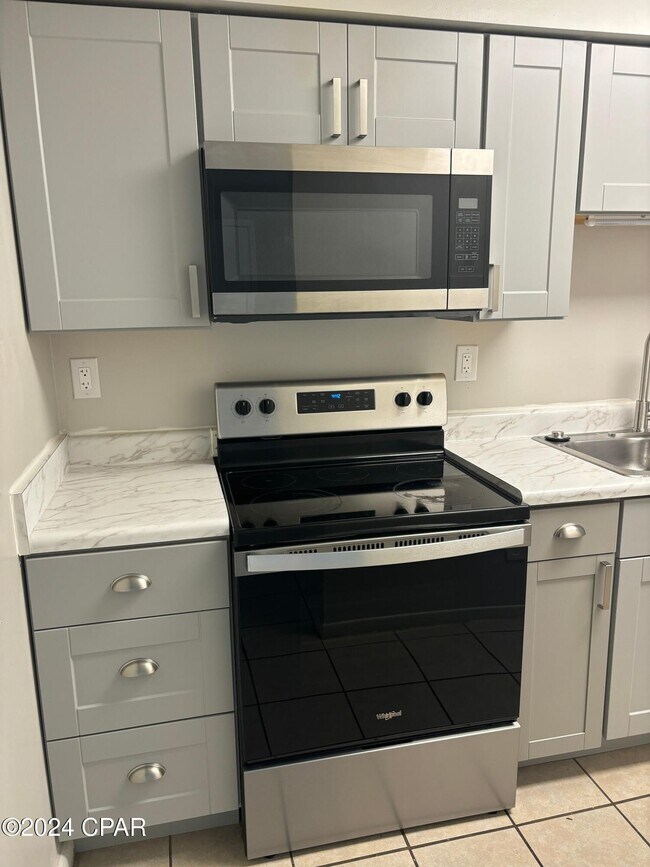 Foto del edificio - 923 Sanders Ln