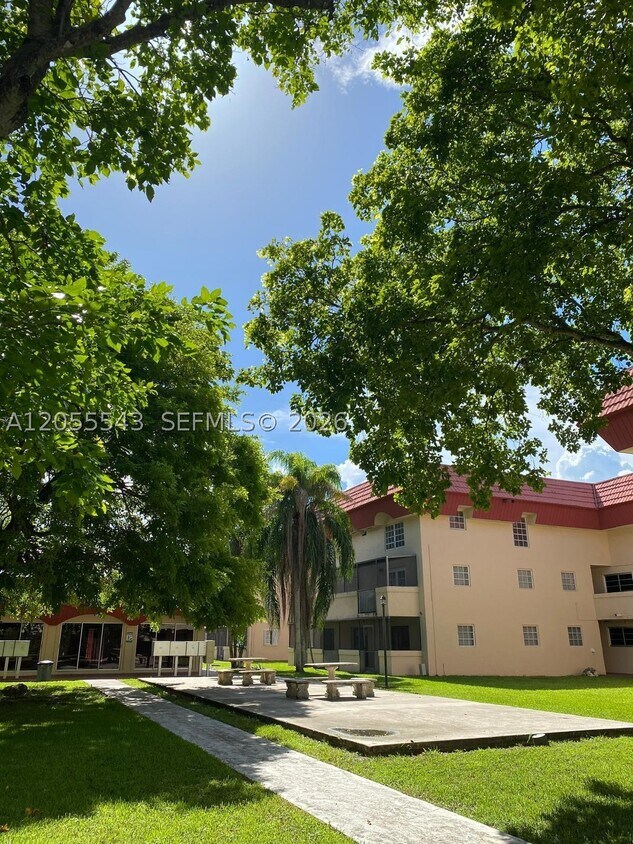 Building Photo - 10901 N Kendall Dr