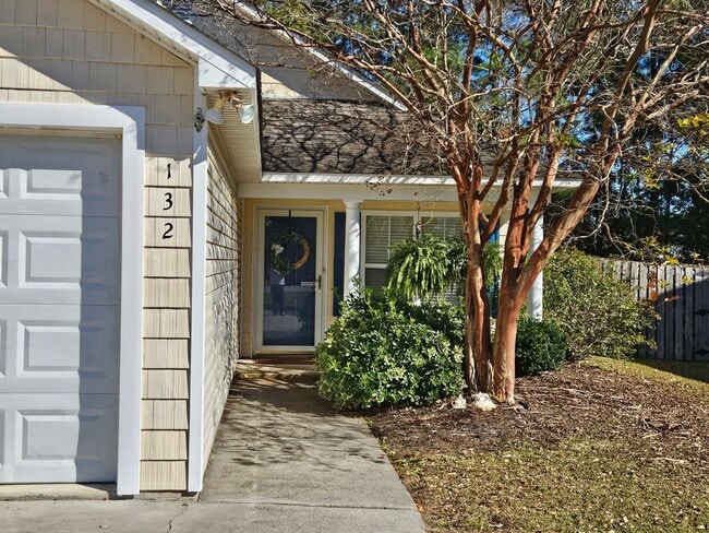 Building Photo - Lovely 3 Bedroom, 2 bath unfurnished home located in Hampstead - Plantation Pointe Community