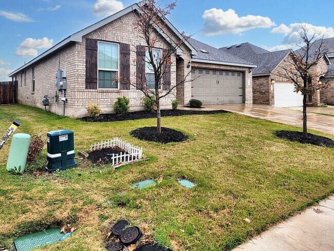 Foto del edificio - Beautiful Solar-Powered 4BR / 2BA Home – Big Backyard & Modern Kitchen