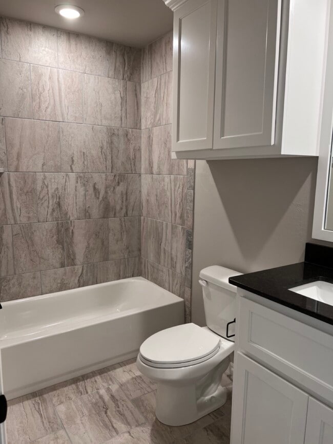 Foto del edificio - 8216 Poplar Dr