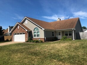 Building Photo - 1862 Bloomfield Dr