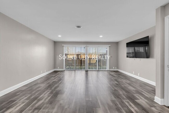 Building Photo - 403 Raintree Dr