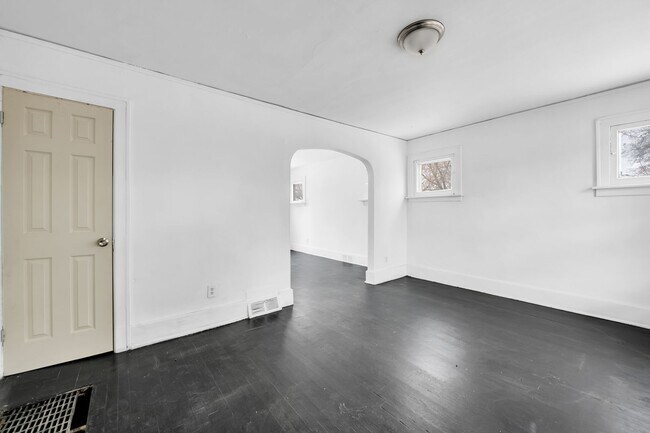 Building Photo - Freshly renovated 3 Bedroom - 1 Bathroom -...