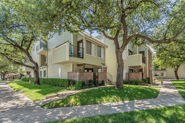 Foto del edificio - Updated 1-Bedroom Condo in Gated Community – Prime West 7th Location