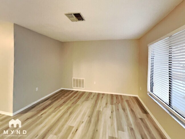 Foto del edificio - 8703 Briar Patch Dr