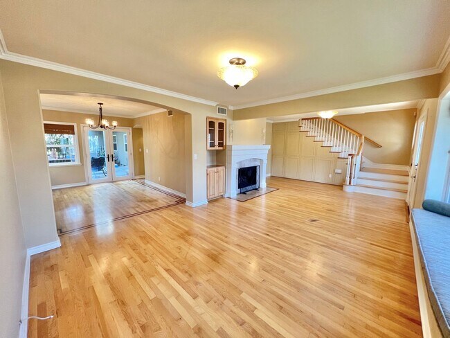 Building Photo - A Beautifully Large 4 Bedroom 4 Bathroom H...