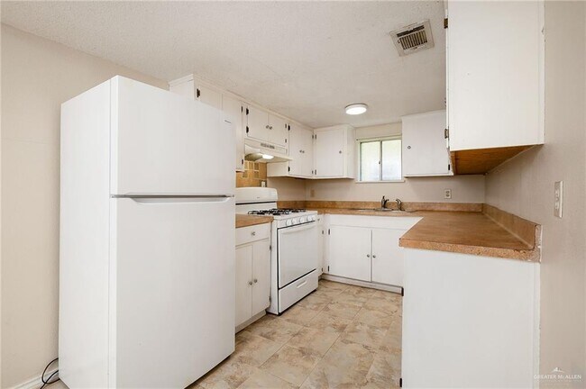 Foto del edificio - 214 E 3rd St
