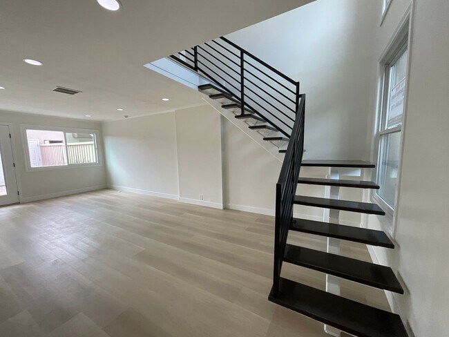 Foto del edificio - Villa Pacific: Remodeled 2 Bedroom 1.5 Bath Attached Townhouse,
