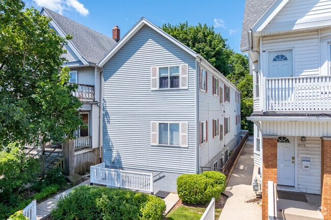 Foto principal - 3377 N Oakland Ave