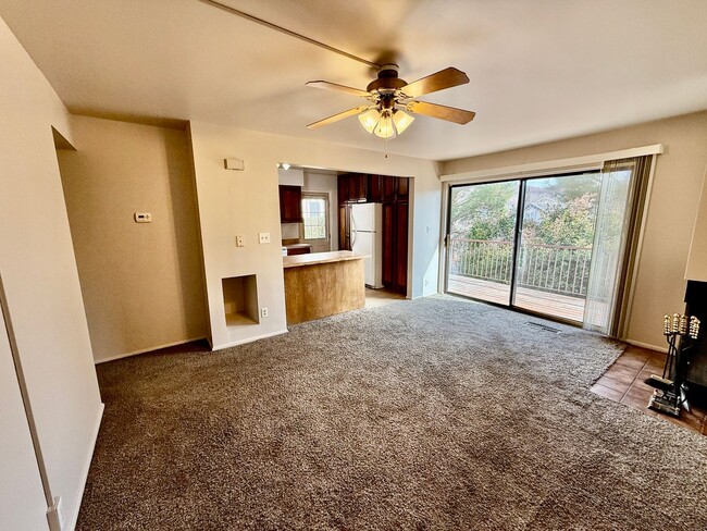 Foto del edificio - Pet-Friendly 3-BR Tri-Level Townhome