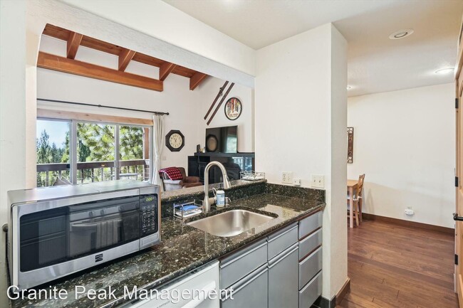 Foto del edificio - 3 br, 2 bath House - 2755 North Lake Blvd #97