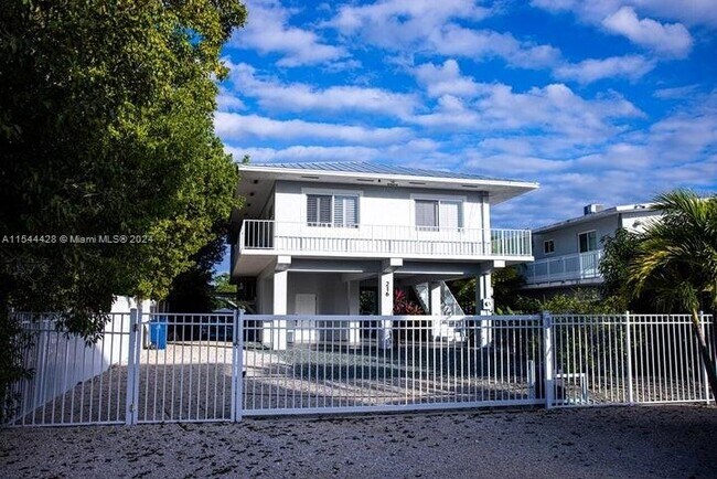 Building Photo - 216 La Paloma Rd