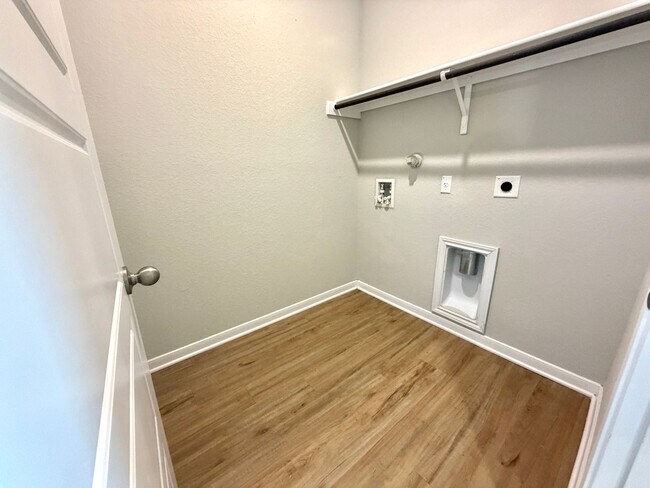 Building Photo - Amanda Park Duplex 3/2 off Potranco