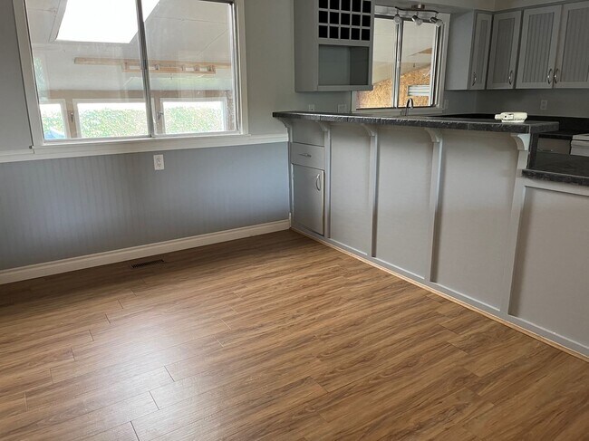 Photo du bâtiment - 3 Bed 1 Bath Unit in Blackfalds, AB