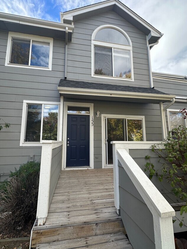 Primary Photo - Clean, spacious, 2 bedroom, 2.5 bath townh...