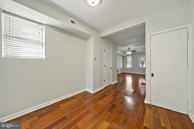 Building Photo - 2326 E Hazzard St