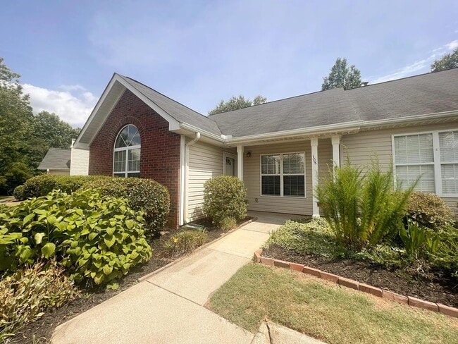 Building Photo - 105 Woodglen Dr