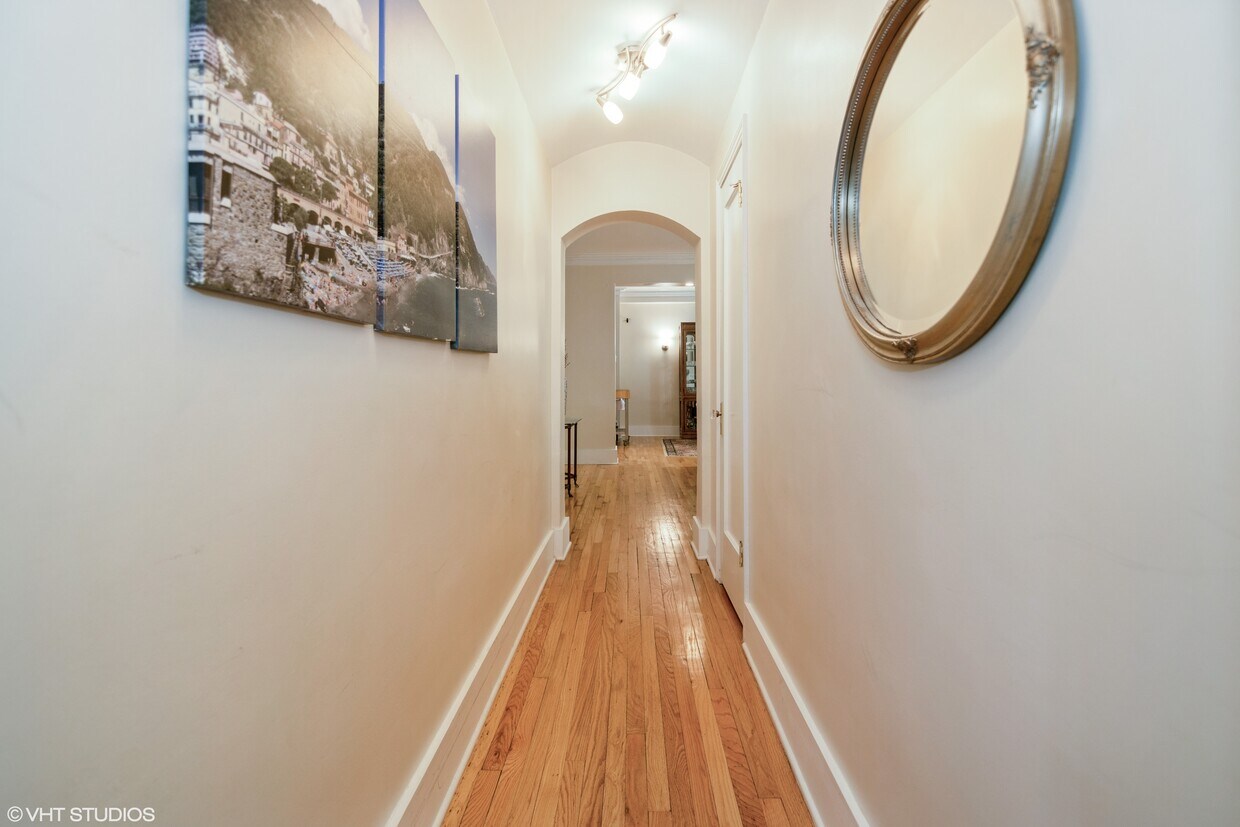 Entry Hall - 609 W Stratford Plz