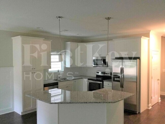 Building Photo - 18 E Newnan Rd