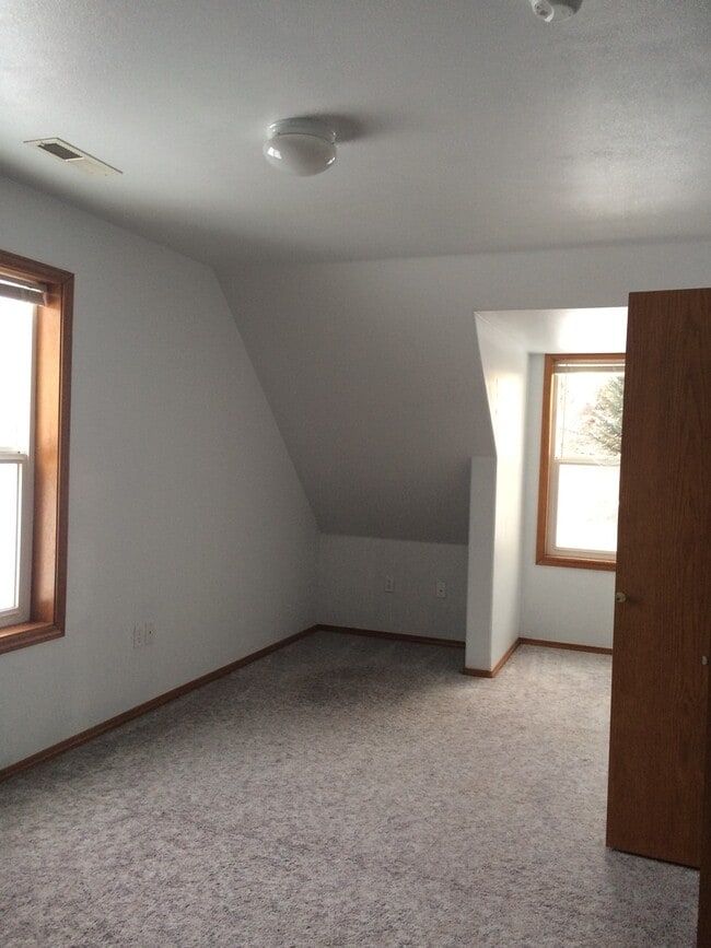 Building Photo - 4 Bd/2.5 Ba located on Pioneer Hill!