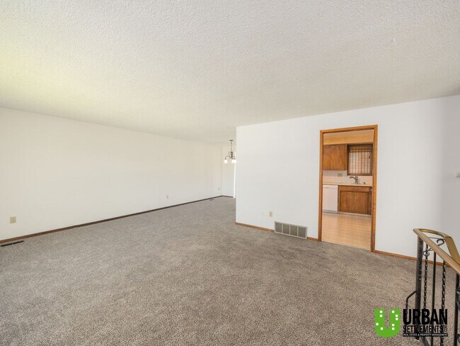Foto del edificio - Spacious 3 bedrooms and 2 bathrooms Duplex...