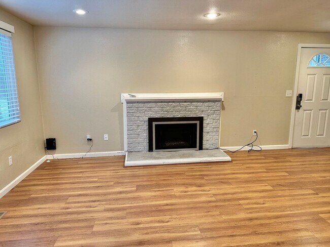 Building Photo - Beautiful, Spacious 3 bed home + Patio/Ful...