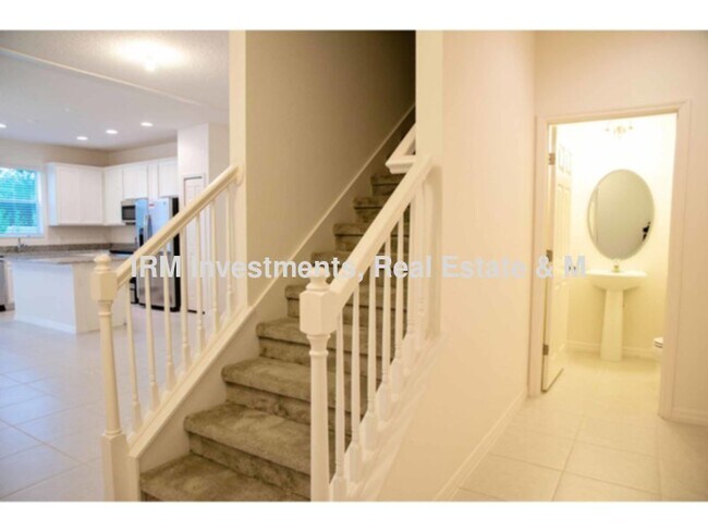 Building Photo - 3 bed 2.5 bath townhome 2 car garage