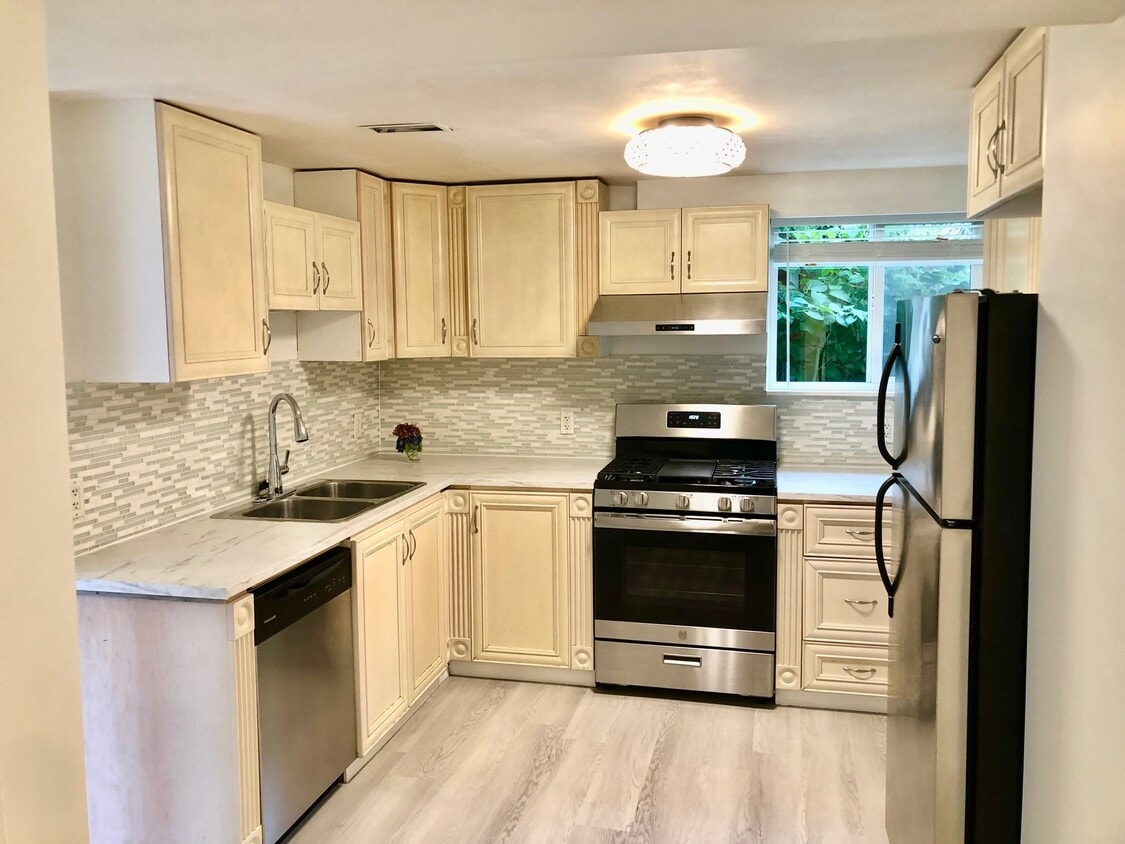 Kitchen - 876 19th Av W