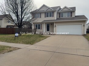 Building Photo - 4404 SW Elm Ct