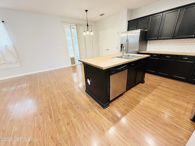 Foto del edificio - 5950 Round Table Rd